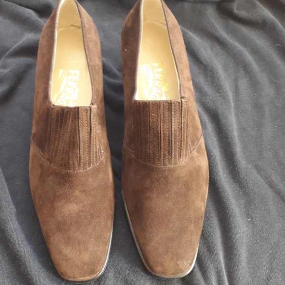 Salvatore Ferragamo Suede Pump - Picture 2 of 9